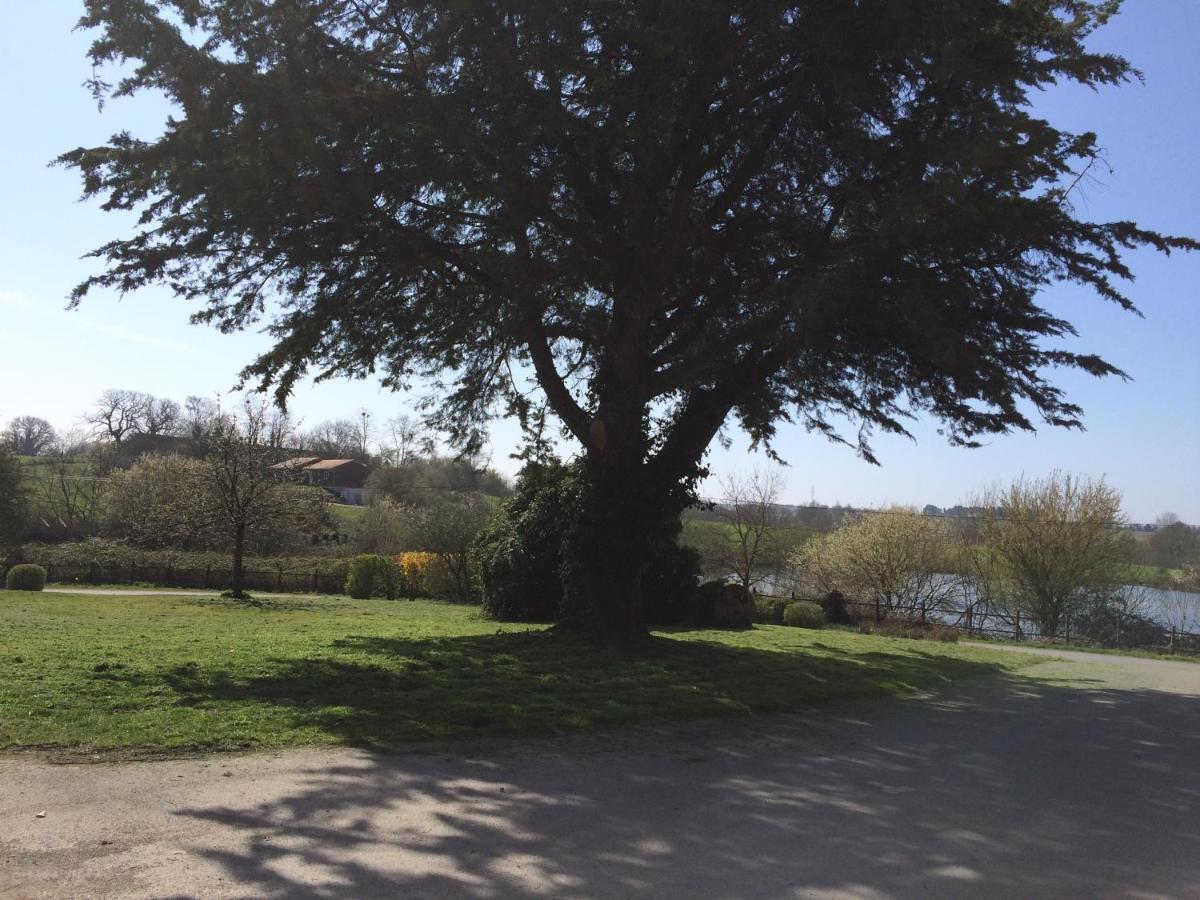 Saint-Malo-du-Bois Le Petit Monty Gite Cote Etang מראה חיצוני תמונה